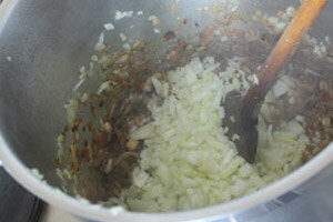 Kochen in der Schülerinnenschule - Zwiebel schneiden...